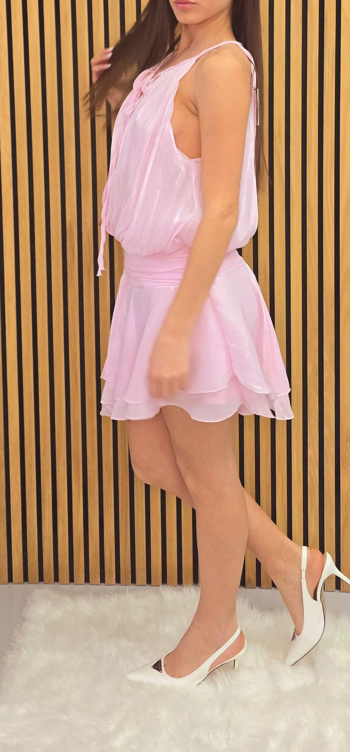 👉 Abito corto rosa in chiffon – Effetto leggero e romantico