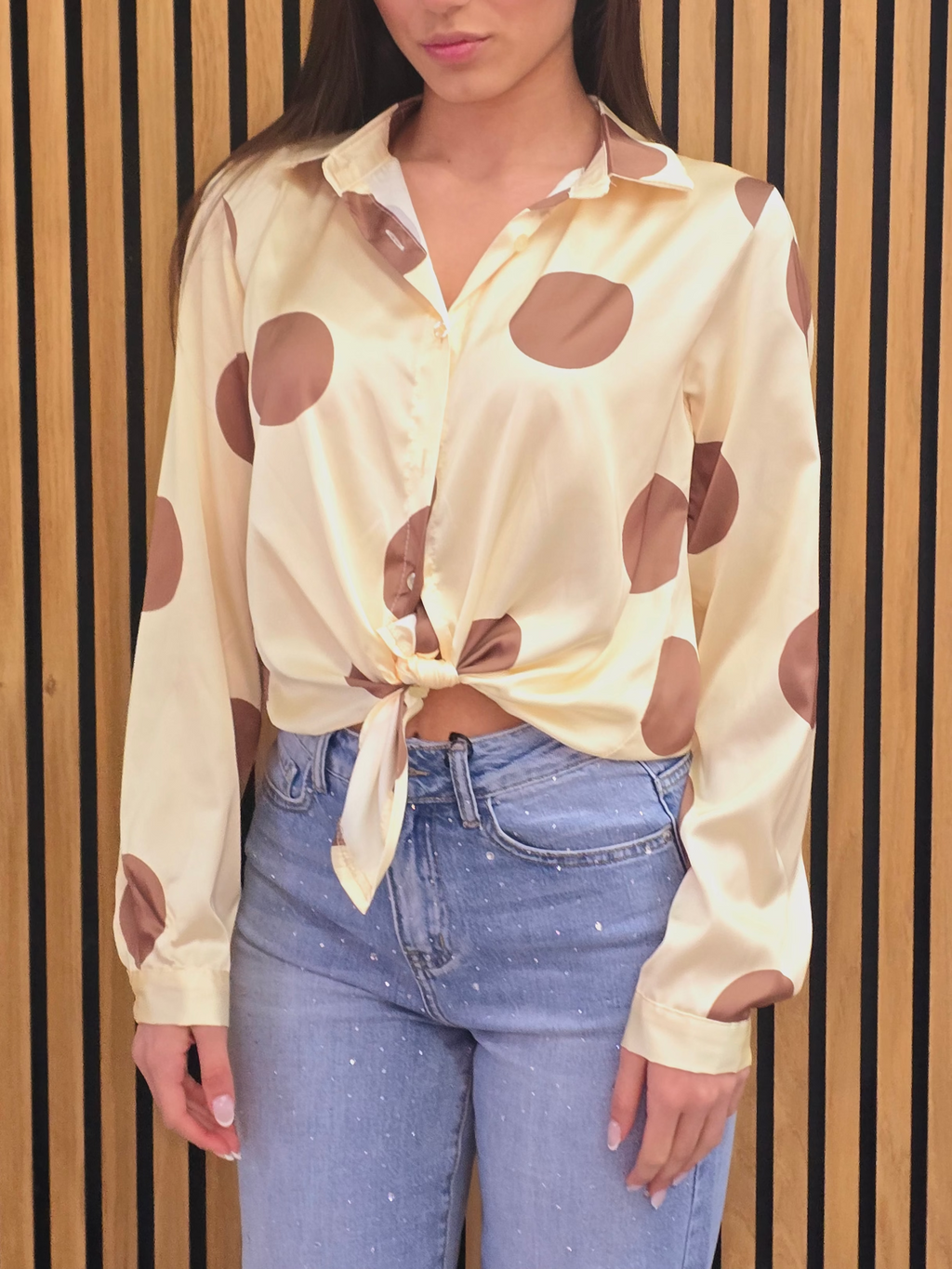 👉 Camicia satinata a pois gialla e bianca