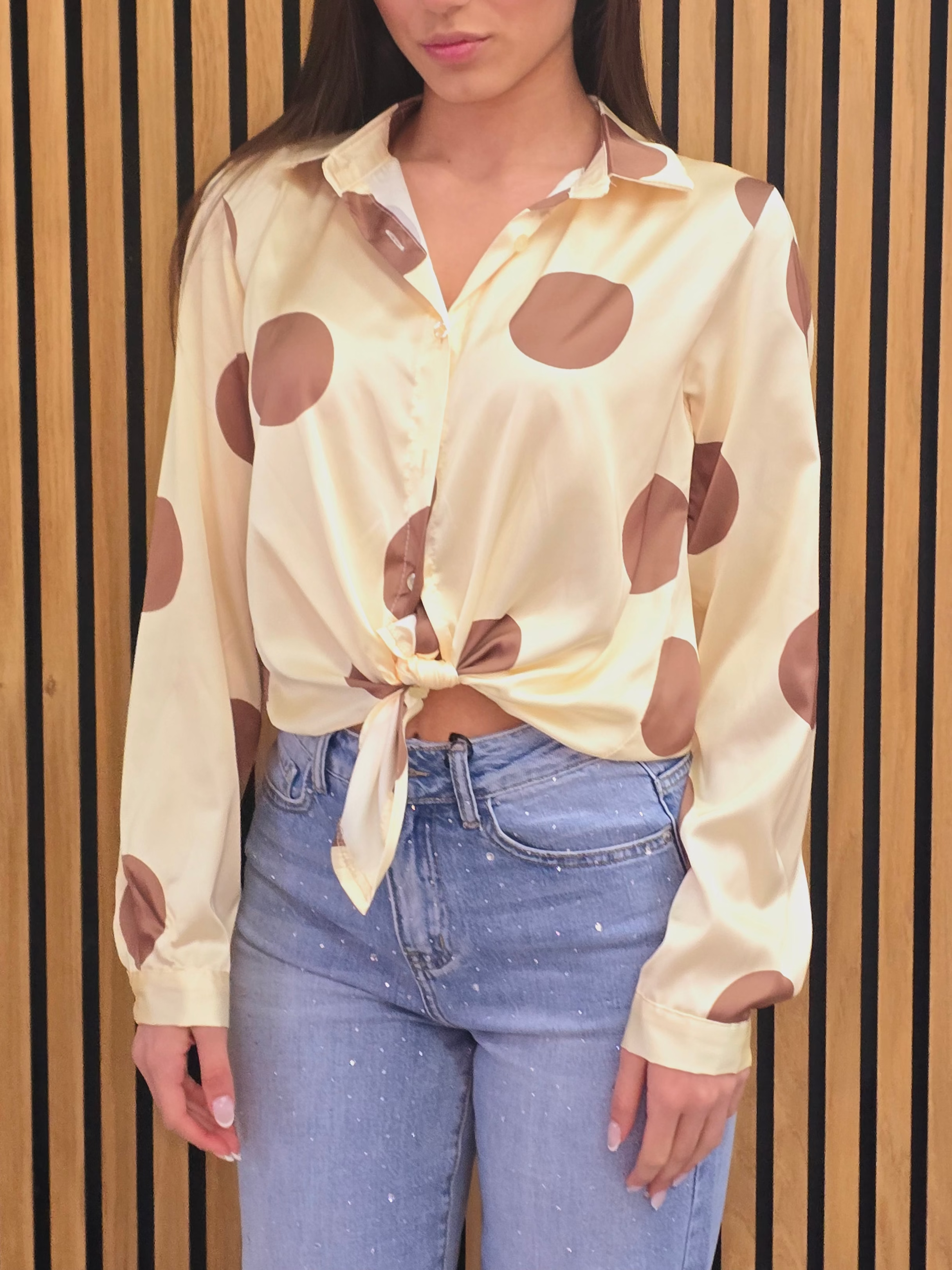 👉 Camicia satinata a pois gialla e bianca
