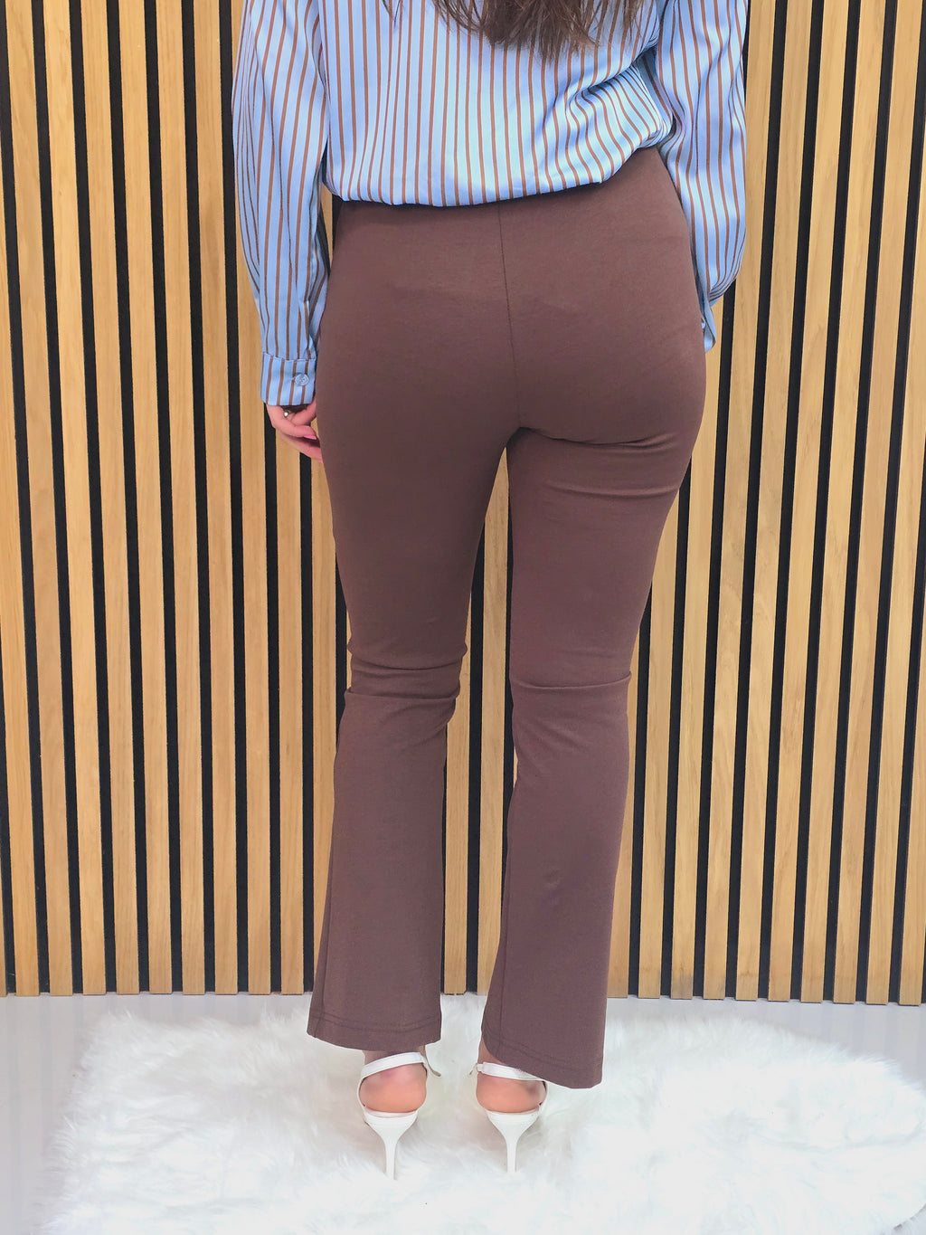 Pantalone slim vita alta color marrone – effetto shaping elegante