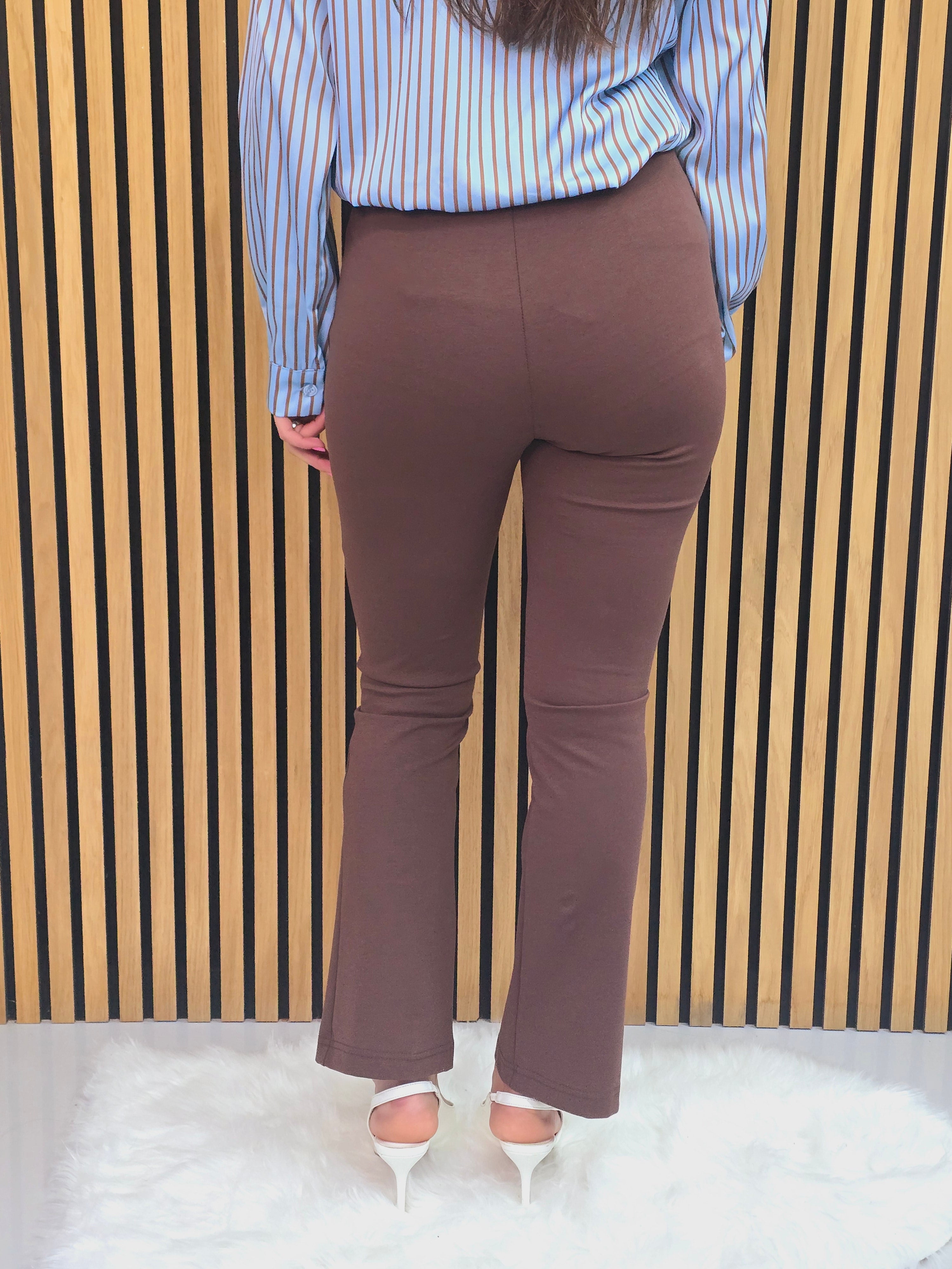 Pantalone slim vita alta color marrone – effetto shaping elegante
