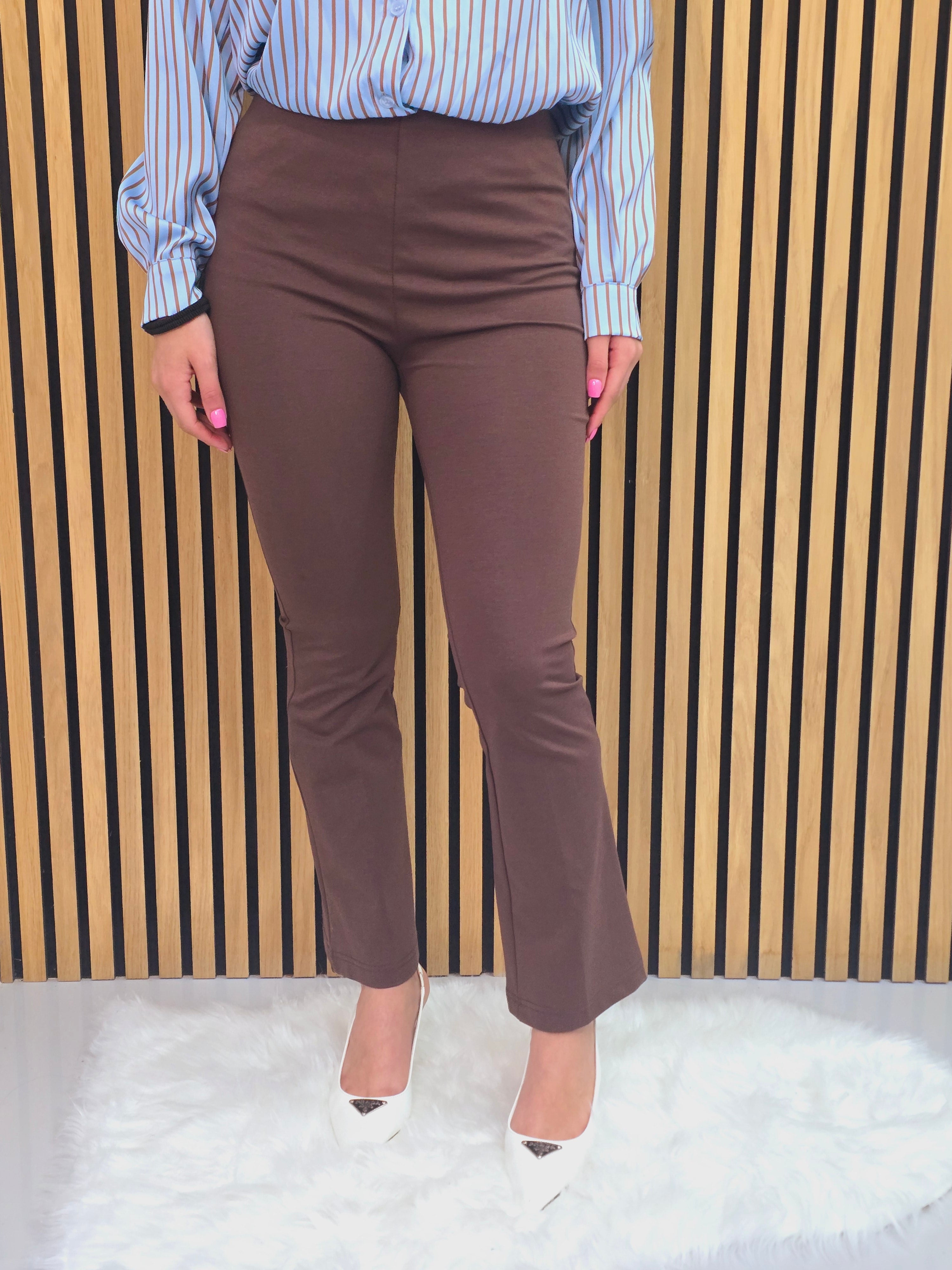 Pantalone slim vita alta color marrone – effetto shaping elegante
