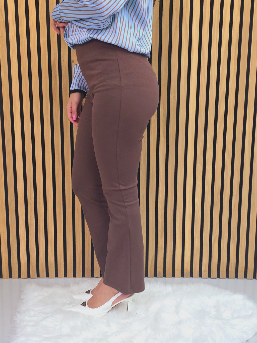 Pantalone slim vita alta color marrone – effetto shaping elegante